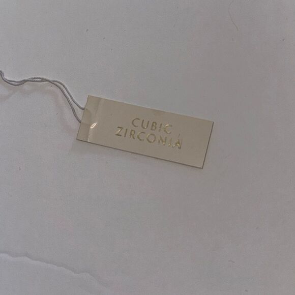 Elegant Gold Lariat Necklace - Picture 3 of 3